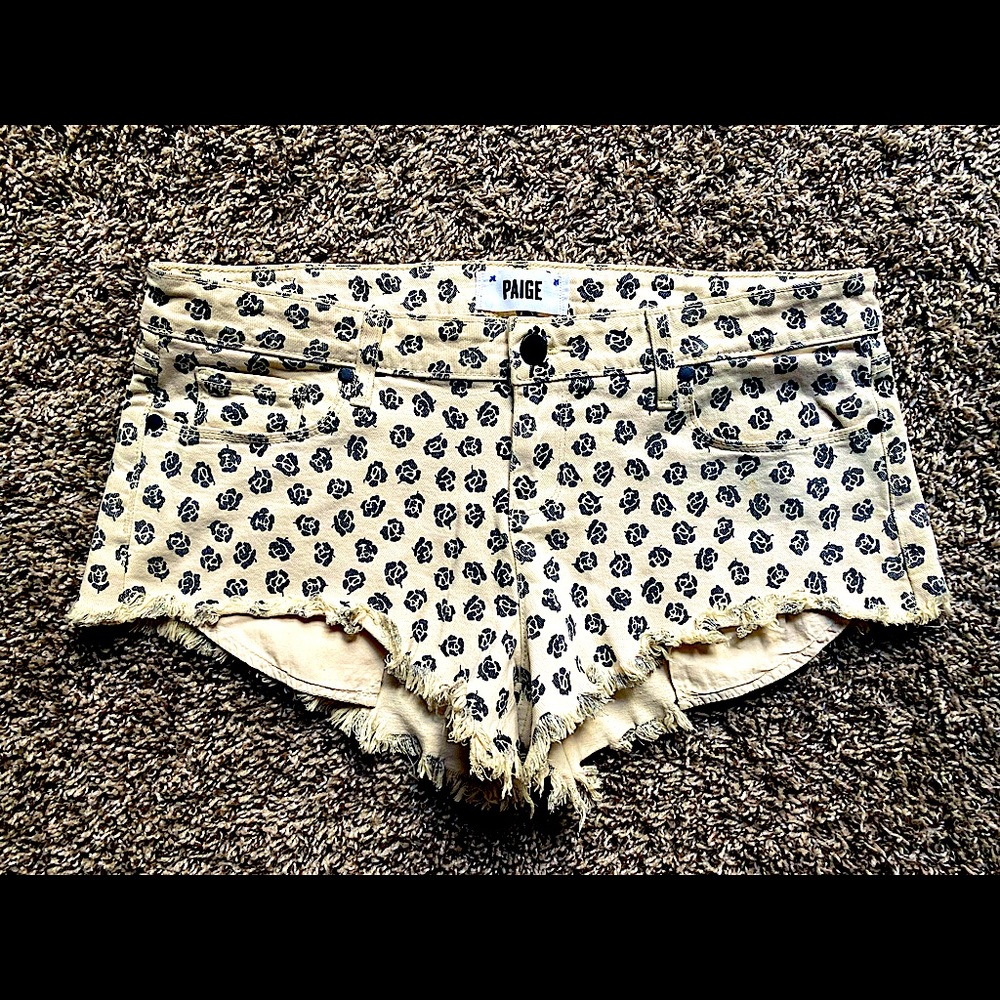 Flowers PAIGE Jean shorts. Size 29. Short.